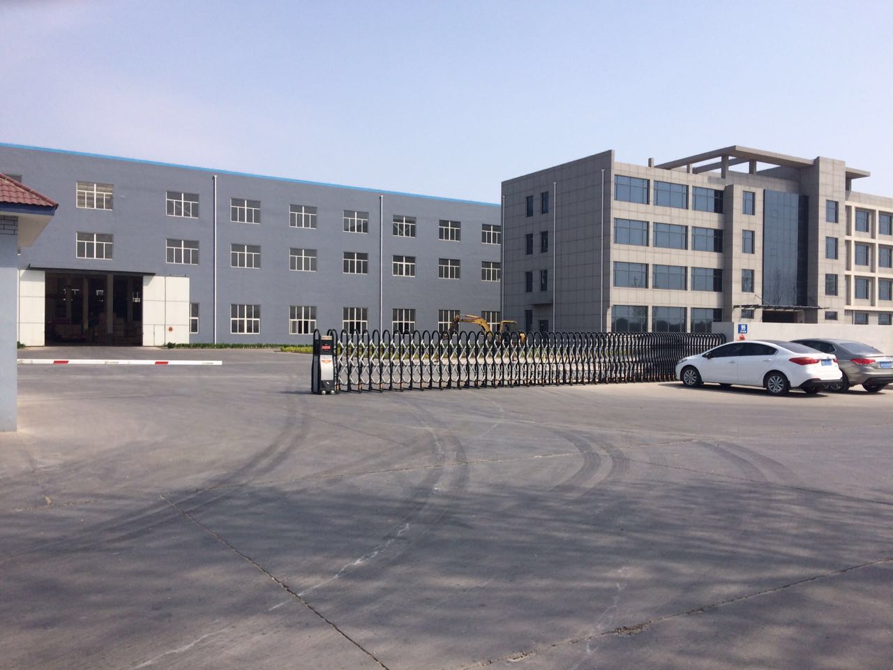 青島琴工數(shù)控機(jī)床伸縮門(mén)案例