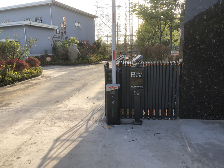 即墨區(qū)中鐵十局、車(chē)牌識(shí)別、電動(dòng)門(mén)